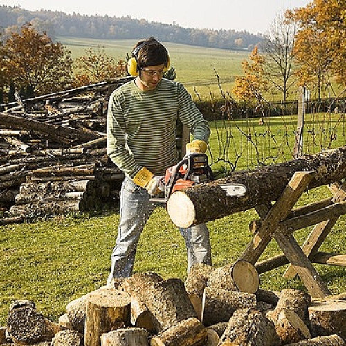 Ako si uľahčiť prácu s drevom - bezpečné rezanie dreva s motorovou pílou