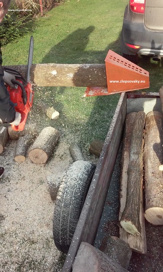 Držiak na pílenie - rezanie palivového dreva, ktorý nahrádza kozu na drevo